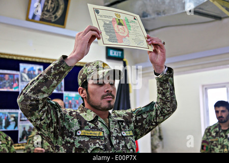 Un soldat de l'Armée nationale afghane de la 203e Corps canadien soulève son certificat au cours d'un site bien tactique l'exploitation le 24 avril 2014, dans la base d'opération avancée Thunder, province de Paktia, en Afghanistan. Banque D'Images