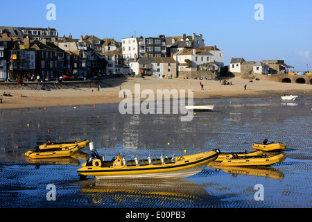 Bateaux de vitesse dans le port de St Ives en Cornouailles Banque D'Images