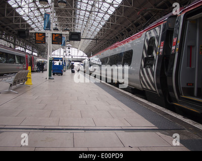 Une plate-forme à la gare Piccadilly de Manchester avec un Pendolino virgin debout à elle. Banque D'Images