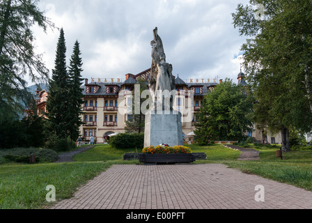 Grand Hotel et le Monument patriotique dans le centre de Stary Smokovec, Slovaquie Banque D'Images