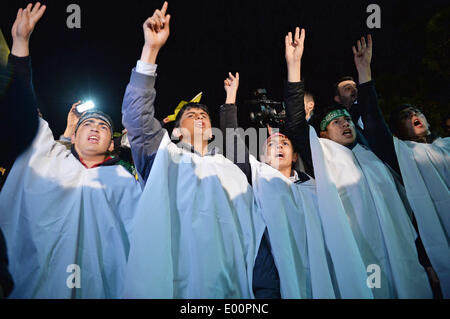 Istanbul, Turquie. Apr 28, 2014. Les partisans de l'ancien président égyptien Mohamed Morsi et slogans chant bannières contre l'armée égyptienne au cours d'une manifestation à Istanbul, Turquie, le 28 avril 2014. Certains manifestants turcs ont fait irruption dans le consulat égyptien à Istanbul dans la nuit de lundi, lorsque des centaines d'entre eux protestaient contre une décision antérieure du tribunal égyptien à peine 683 partisans des Frères musulmans à la mort. Credit : Lu Zhe/Xinhua/Alamy Live News Banque D'Images