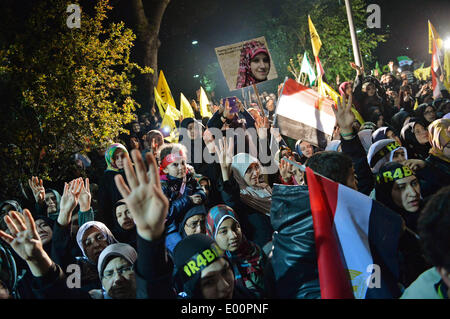 Istanbul, Turquie. Apr 28, 2014. Les partisans de l'ancien président égyptien Mohamed Morsi et slogans chant bannières contre l'armée égyptienne au cours d'une manifestation à Istanbul, Turquie, le 28 avril 2014. Certains manifestants turcs ont fait irruption dans le consulat égyptien à Istanbul dans la nuit de lundi, lorsque des centaines d'entre eux protestaient contre une décision antérieure du tribunal égyptien à peine 683 partisans des Frères musulmans à la mort. Credit : Lu Zhe/Xinhua/Alamy Live News Banque D'Images