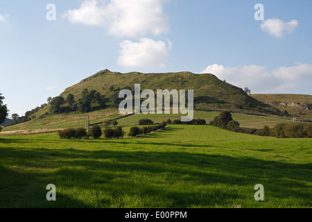 Parkhouse Hill, vue depuis le pont de Glutton dans le Derbyshire, en haute-Dovedale, en Angleterre, paysage pittoresque du parc national du Peak District Banque D'Images