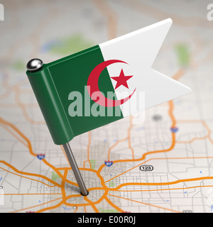 Petit drapeau de la République démocratique populaire d'Algérie sur une carte de fond avec focus sélectif. Banque D'Images