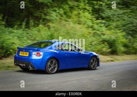 Au volant d'une Subaru BRZ roues motrices arrière voiture de sport sur une route de campagne Anglais Banque D'Images