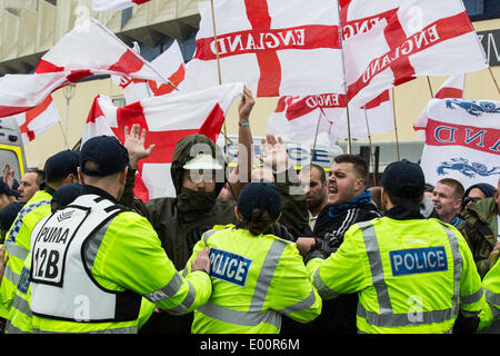 Le jour de la Saint-georges annuel marche le long du front de mer de Brighton par groupes de droite EDL et MFE. Ils ont été contrés par les sections locales et les membres de l'Antifa et l'UAF. Brighton, Royaume-Uni, 27/04/2014 Credit : Mario Mitsis / Alamy Live News Banque D'Images