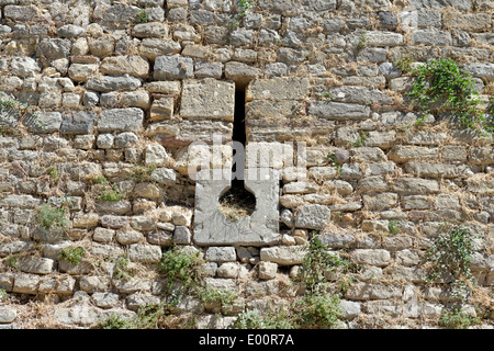 Fente verticale pour tirer des flèches ou des armes dans la région de bastion nord-ouest château forteresse ou Kastro la ville de Chios Chios Grèce Banque D'Images