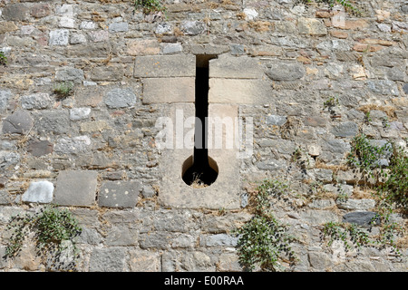 Fente verticale pour tirer des flèches ou des armes dans la région de bastion nord-ouest château forteresse ou Kastro la ville de Chios Chios Grèce Banque D'Images