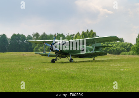 Un jour avec l'aérodrome de parachutiste. Un avion biplan-2. Banque D'Images