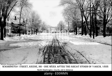 Washington Street à Keene, New Hampshire, est représenté après le Blizzard de 1888, avec de lourdes déneigements et des bâtiments enneigés. La tempête hivernale, l'une des plus graves de l'histoire des États-Unis, a laissé un impact durable sur la ville, comme en témoignent la neige profonde et les conditions difficiles capturées dans cette image historique. Banque D'Images