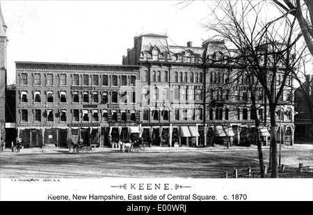 La photographie montre le côté est de Central Square à Keene, New Hampshire, avec le Bridgman Block, un bâtiment historique. Il capture le style architectural et la disposition du centre-ville au milieu du XIXe siècle. Banque D'Images