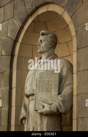 Statue de worker holding livre avec Marx Engels Lénine sur le couvercle, Palac Kultury, Varsovie, Pologne Banque D'Images