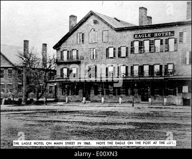 Cette photographie de 1865 représente l'hôtel Eagle situé sur main Street à Keene, New Hampshire. L'hôtel était un point de repère important dans l'histoire de la ville, servant de centre social clé. Banque D'Images