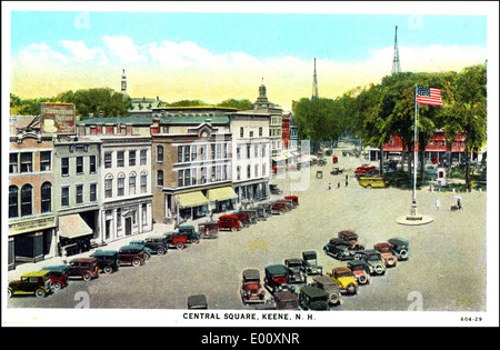 Cette photographie vintage de Central Square à Keene, New Hampshire, des années 1920 montre le paysage architectural de l'époque. L'image comprend des bâtiments du début du XXe siècle, des voitures anciennes et le centre-ville, offrant un aperçu du passé de cette ville de Nouvelle-Angleterre. Banque D'Images