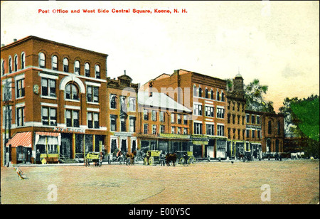 Cette photographie représente le bureau de poste et les environs de West Side Central Square à Keene, New Hampshire, montrant les caractéristiques architecturales et la vie dans la rue du début du XXe siècle. Banque D'Images