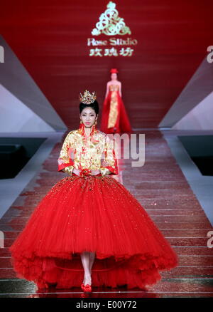 Beijing, Chine. Apr 28, 2014. Un modèle présente une création conçue par Guo Pei, un créateur de mode de gagner les prix de Chine Fashion Médaille du peuple, au cours de la cérémonie de remise de décorations pour les gens de la mode de la Chine à Shanghai, la Chine orientale, le 28 avril 2014. Credit : Zhuang Yi/Xinhua/Alamy Live News Banque D'Images