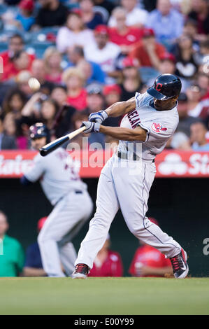 Anaheim, CA, USA. Apr 28, 2014. 28 avril 2014 - Anaheim, CA, United States of America - Cleveland Indians champ centre Michael Bourn (24) les chauves-souris au cours de la MLB match entre les Indians de Cleveland et Los Angeles Angels à l'Angels Stadium à Anaheim, CA. Credit : csm/Alamy Live News Banque D'Images