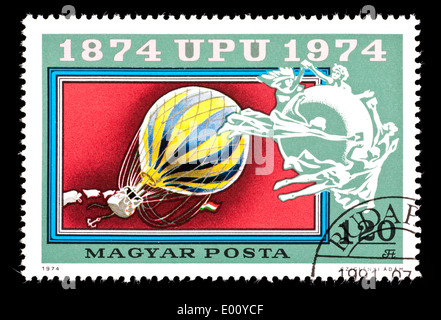 Timbre-poste de Hongrie représentant un hot air balloon mail, émis pour le siècle de l'Union postale universelle. Banque D'Images