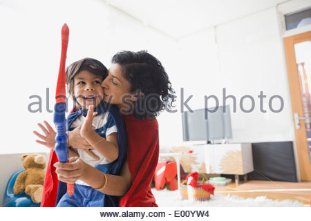Mère et fils in superhero costumes