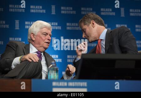 Los Angeles, Californie, USA. Apr 28, 2014. Christopher Dodd, gauche, président-directeur général, la Motion Picture Association of America, l'ancien sénateur américain, et Robert Shafir, chef, de banque privée et de gestion de patrimoine, et directeur général, Région des Amériques, le Credit Suisse, à un panel lors de la Conférence mondiale sur le Milken Institute Lundi, 28 avril 2014 à Beverly Hills, Californie. Ringo : crédit Chiu/ZUMAPRESS.com/Alamy Live News Banque D'Images