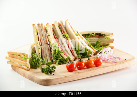 Des sandwichs frais sur fond blanc et d'un bureau en bois Banque D'Images