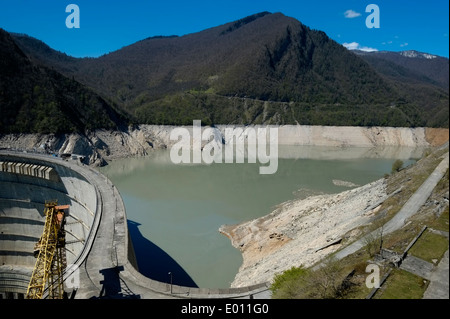 Le barrage hydroélectrique de Jvari sur l'Ingouri ou d'Enguri situé au nord de la ville de Jvari et partiellement en Abkhazie, la région séparatiste de la République de Géorgie. En ce moment c'est le deuxième plus grand barrage voûte en béton avec une hauteur de 271,5 mètres (891 ft) Banque D'Images