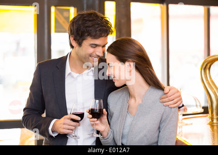 Femme Homme amoureux joyeux bar café potable Banque D'Images