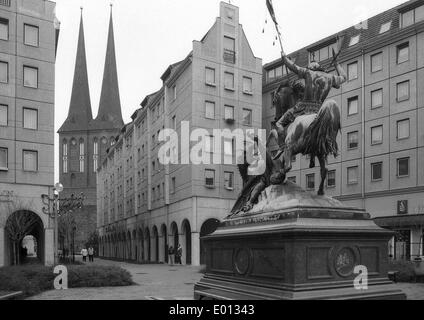 Saint George combattant le dragon, une statue sur Nikolai Trimestre à Berlin, 1989 Banque D'Images