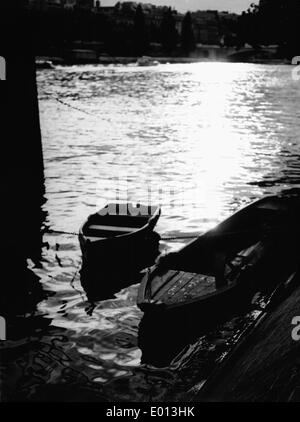 Barques sur la Seine, Paris, 1963 Banque D'Images