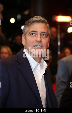 Berlin, Allemagne. Le 08 février, 2014. L'acteur et réalisateur américain George Clooney arrive pour la projection de "les Monuments Men'du cours de l'année 64e Festival du Film de Berlin, à Berlin, Allemagne, 08 février 2014. Le film est présenté hors compétition à la Berlinale, qui se déroulera du 06 au 16 février 2014. Photo : Hubert Boesl - PAS DE SERVICE DE FIL/dpa/Alamy Live News Banque D'Images