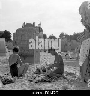 Les femmes et les chaises de plage à Nice, 1960 Banque D'Images