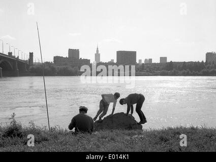 Pêche Les hommes au niveau de la rivière Vistule, à Varsovie, 1970 Banque D'Images