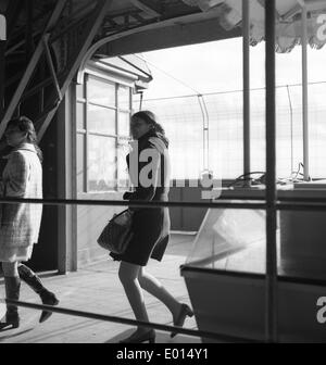 Les femmes en haut de la Tour Eiffel à Paris, 1967 Banque D'Images