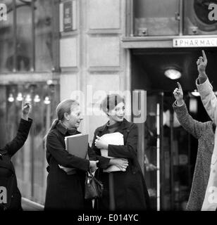 Les jeunes à la Rue de Rennes dans le Quartier Latin de Paris, 1967 Banque D'Images