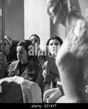 Les visiteurs du Louvre à Paris, 1967 Banque D'Images