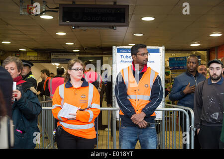 La gare de Finsbury Park à Londres, Royaume-Uni. 29 avril 2014. Métro de Londres non-grévistes sont en attente du personnel d'informer les usagers des voies alternatives au travail au début d'une grève de 48 heures appelée par le syndicat RMT. La grève, appelé par le syndicat RMT, est plus de l'intention de fermer les bureaux de vente de billets à 254 stations et couper 950 emplois. Credit : Patricia Phillips/Alamy Live News Banque D'Images