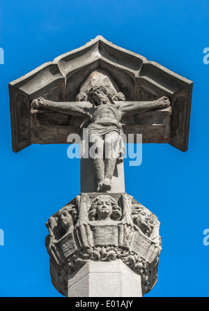 Le Christ sur la croix en haut d'un cénotaphe à Nantwich, Cheshire. Banque D'Images