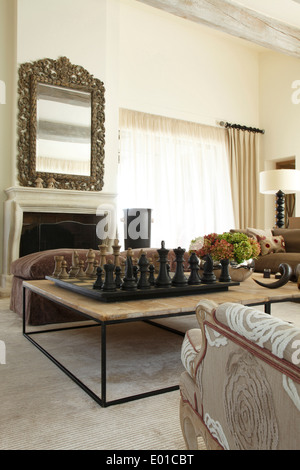 Jeu d''échecs géant sur une table basse, Belleview, Villa St Tropez. Banque D'Images