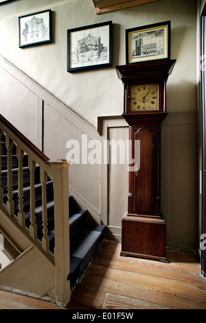 Premier étage, l'atterrissage sur l'horloge de l'atterrissage par l'escalier. Banque D'Images