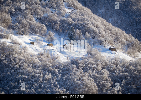 Dans les montagnes enneigées des Alpes italiennes Banque D'Images