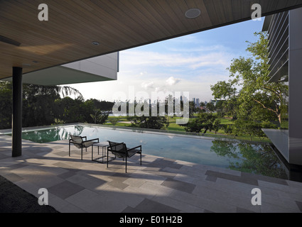 Coin à côté piscine, vue lac, Sentosa Cove, Singapour Banque D'Images