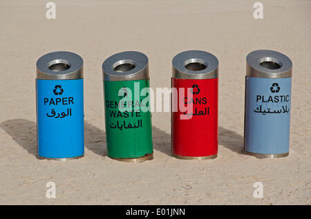 Poubelles pour le tri des déchets sur la plage de Corniche Road, Abu Dhabi, Émirats Arabes Unis Banque D'Images