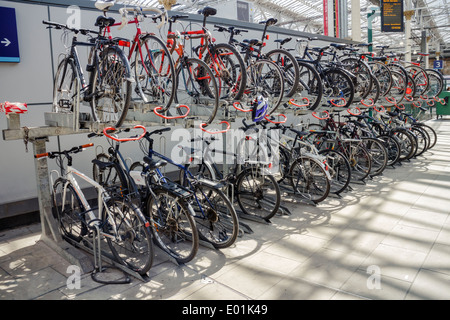 Support à bicyclettes à la gare de Waverley d'Édimbourg. Banque D'Images