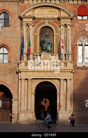 La statue du pape Grégoire XIII (Gregory) et le Palazzo Comunale (hôtel de ville) à Piazza Maggiore Bologna Italie Emilia-Ferrara Banque D'Images