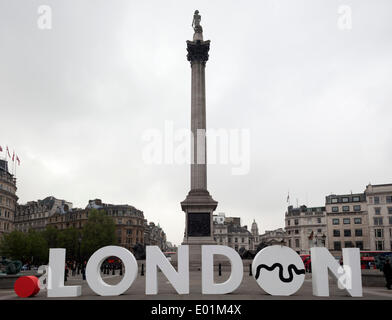 Londres, Royaume-Uni. 29 avril 2014. Un gros point Londres est aujourd'hui affiché dans Trafalgar Square. Dot Londres, le nouveau nom de domaine pour Londres, lance aujourd'hui, marquant la première fois que les entreprises, les organismes et les particuliers peuvent présenter une demande d'une adresse internet se terminant par .Londres comme une alternative au .com ou .fr. Il y a déjà un haut niveau d'intérêt dans le nouveau domaine de Londres avec plus de 50 000 expressions d'intérêt. Credit : Nick Savage/Alamy Live News Banque D'Images