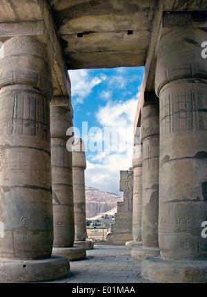 Ramesseum : le temple funéraire du pharaon Ramsès II le Grand(1303-1213 av. XIX dyn.). La salle hypostyle. Banque D'Images