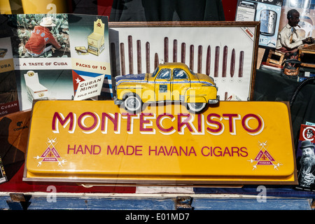 Cigares Monte Cristo L'affichage à la boîte à cigare shop sur le Royal Mile, Édimbourg. Banque D'Images