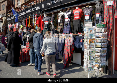 Les acheteurs de tourisme à l'avant de la boutique de souvenirs de l'Écosse du patrimoine sur le Royal Mile, Édimbourg. Banque D'Images