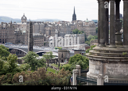 La vieille ville d'Édimbourg dont le North Bridge de Calton Hill. Dugald Stewart Monument situé sur l'avant-plan droit. Banque D'Images