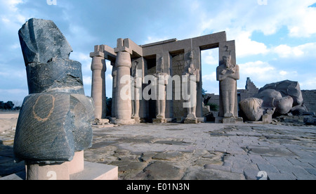 Ramesseum : theburial temple du pharaon Ramsès II le Grand(1303-1213 av. XIX dyn.). Banque D'Images